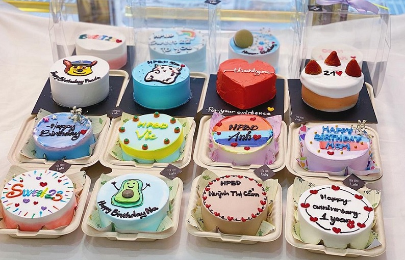 Bánh cupcake sinh nhật trang trí bằng nho và bắp ngọt - FRIENDSHIP CAKES &  GIFT